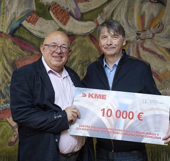 KME Slovakia przekazała darowiznę finansową w wysokości 10 000 € dla Dolnoorawskiego Szpitala Poliklinicznego.